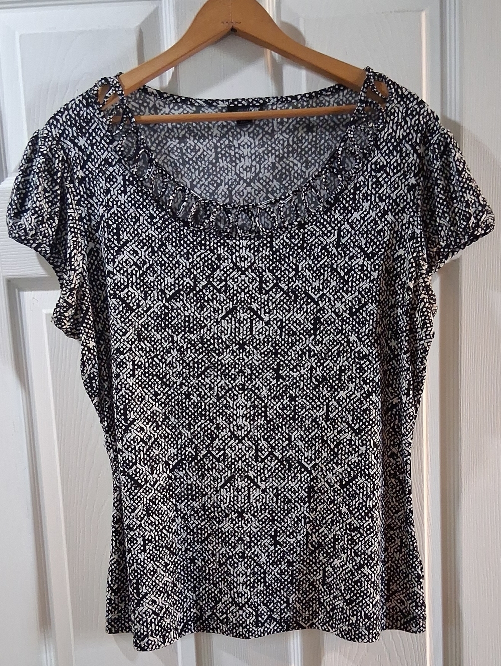 Black & White Patterned Short Sleeve Women's Top With Neck Detail Stretchy